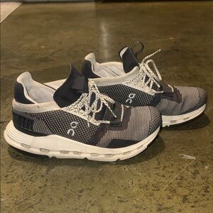 On Cloud tennis shoe size 6